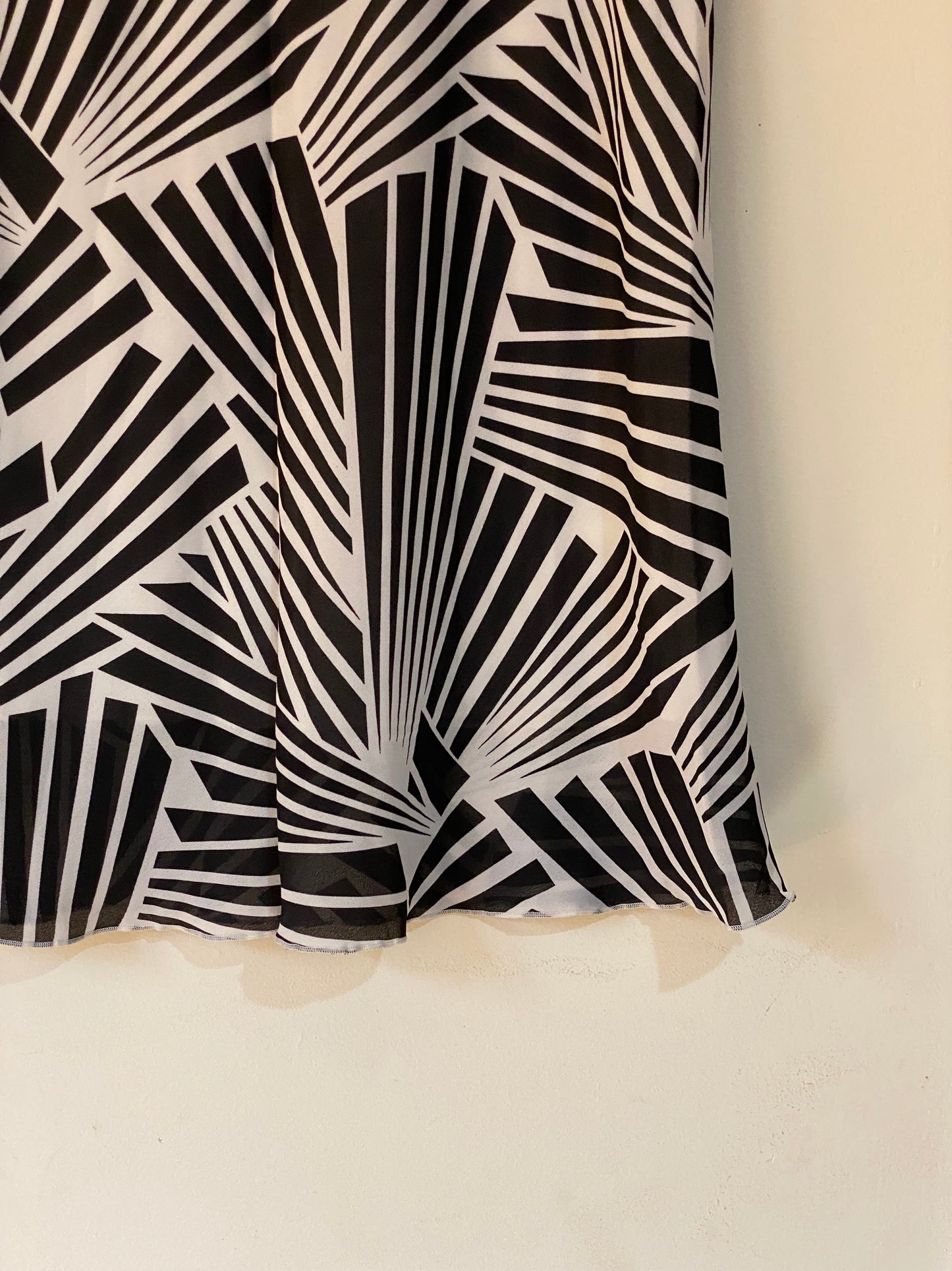 White & black midi skirt with a unique pattern ππ€π€