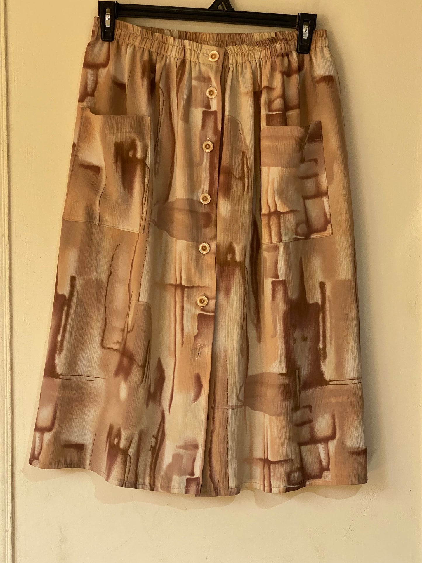 Super unique beige and brown skirt with 2 pockets 🤎🧸