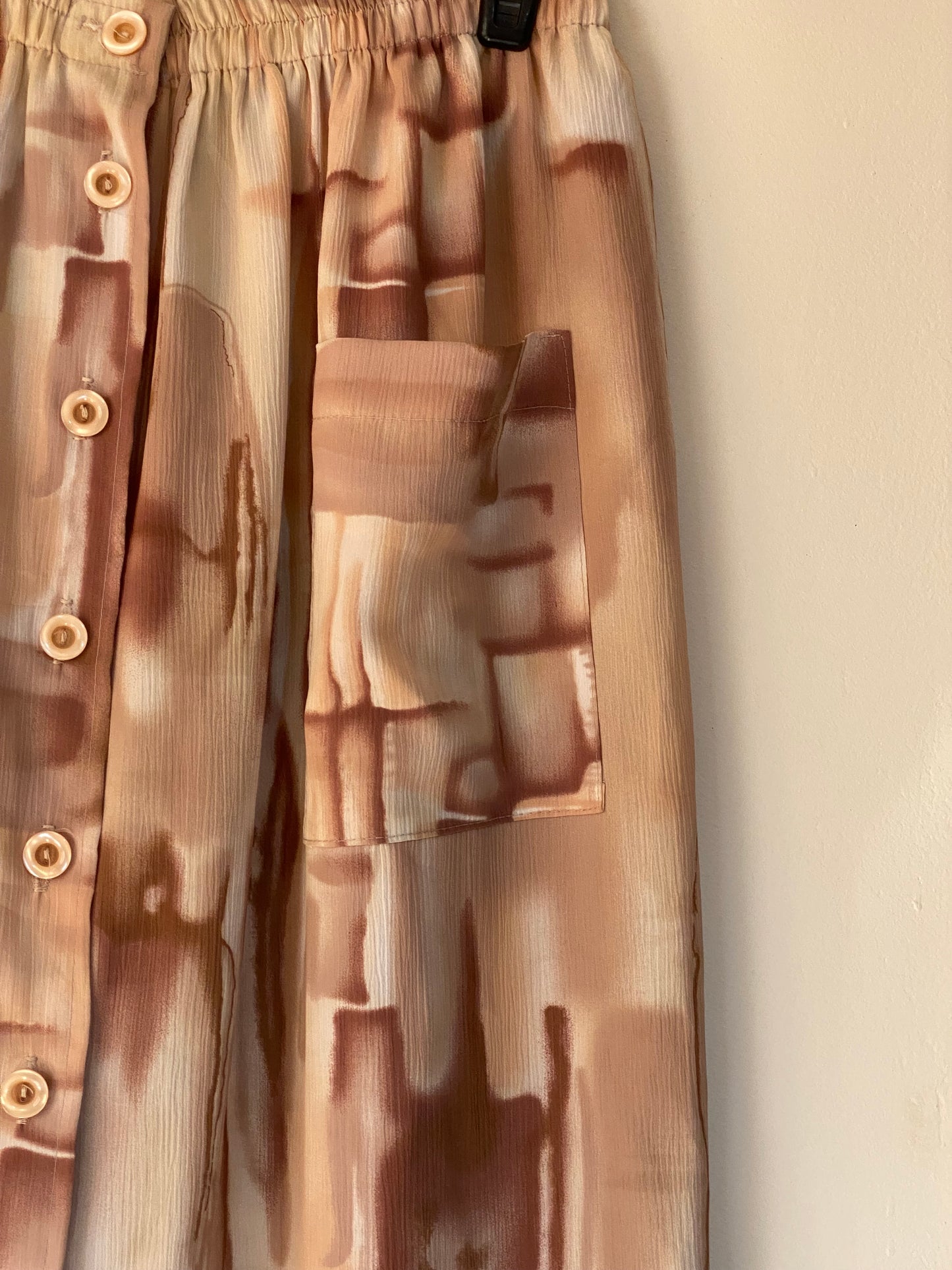 Super unique beige and brown skirt with 2 pockets 🤎🧸