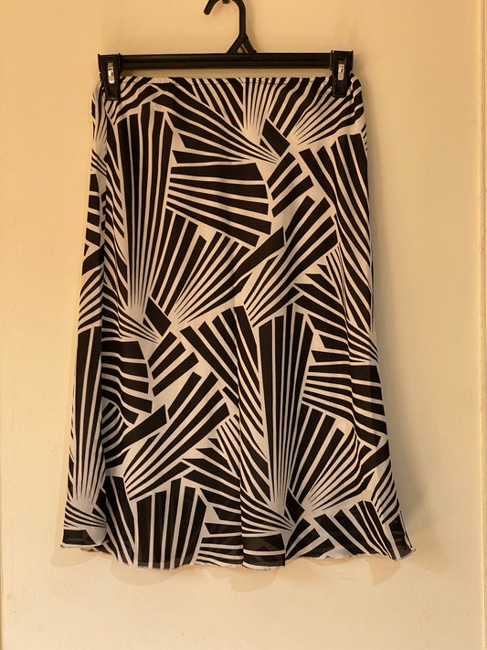 White & black midi skirt with a unique pattern 🌟🤍🖤