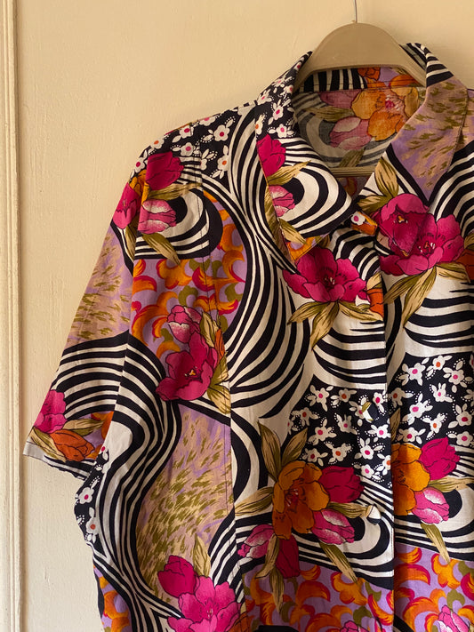 One of a kind Trippy patterned unisex shirt🌀💗