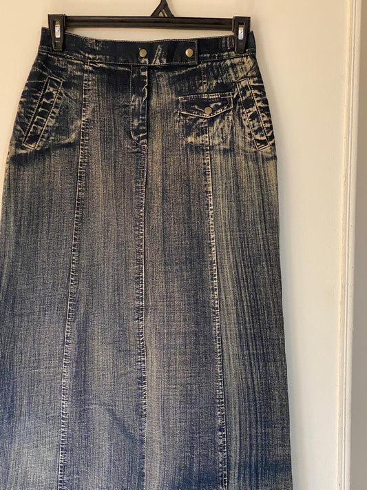 Unique denim maxi skirt with 2 pockets 🌟🖤